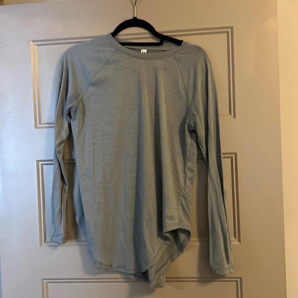 (Make a reasonable offer and it’s yours) 
Under Armour workout shirt w/fun back.